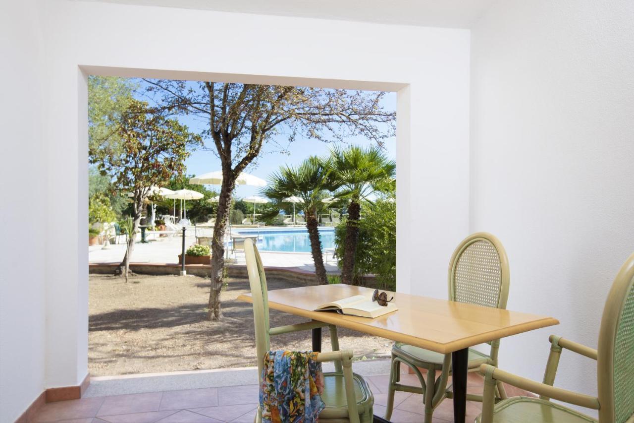 Nicolaus Club Quattro Lune Resort Cala Liberotto Esterno foto